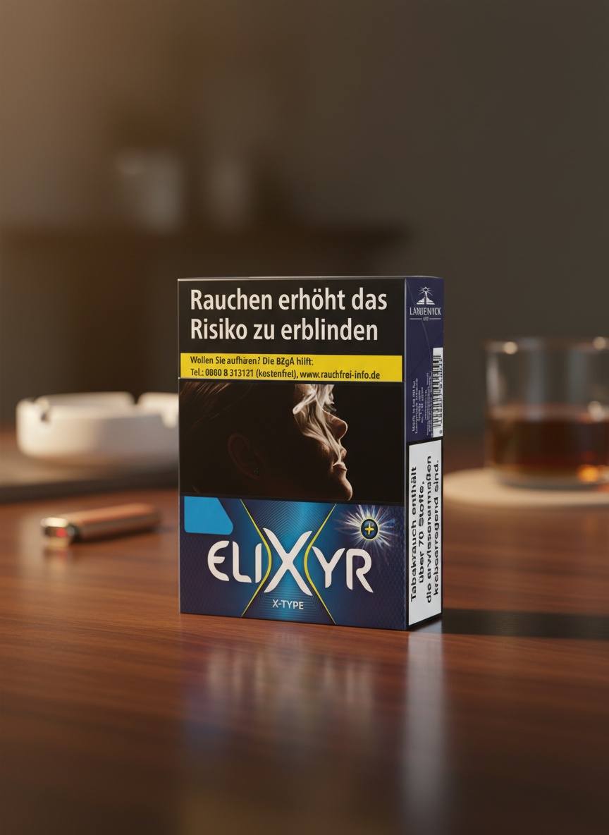 Elixyr Zigarettenschachtel Blau auf Holztisch mit Aschenbecher und Glas im Hintergrund